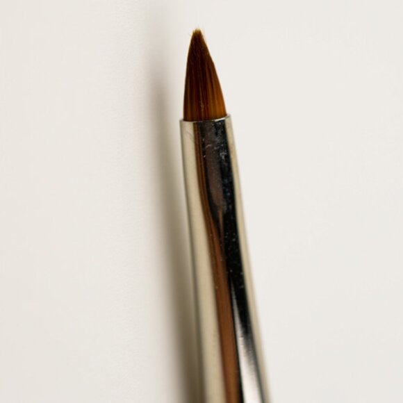MAC 211 Pointed Eye Liner Brush - precision brush for applying gel liners - Picture 3 of 5